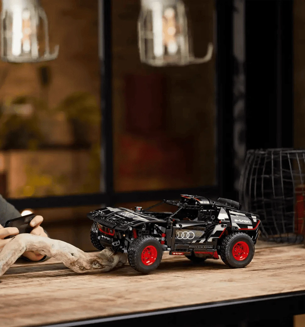 Конструктор LEGO Technic Audi RS Q e-tron демонстрація