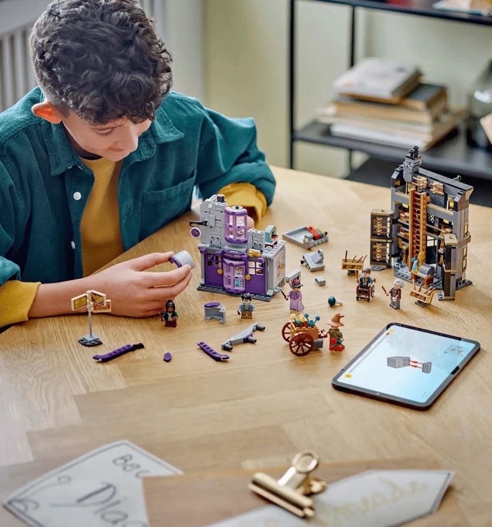 LEGO Harry Potter Ollivanders & Madam Malkin's Robes (76439) * демонстрація