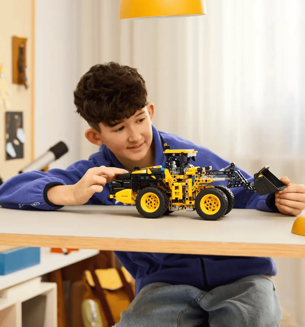 LEGO Technic Колісний навантажувач Volvo L120 Electric (42209) (коробка погана) демонстрація