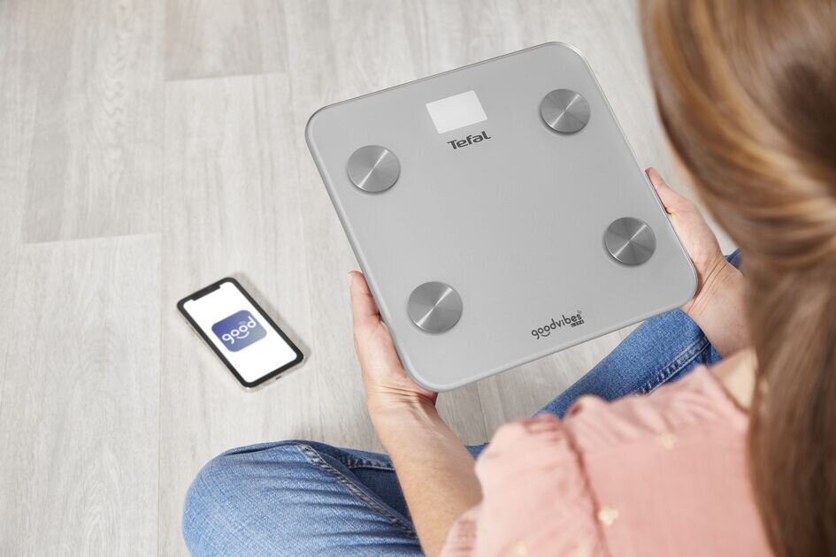 Розумні ваги Tefal Goodvibes Life BM9600S1 демонстрація вагів в руках